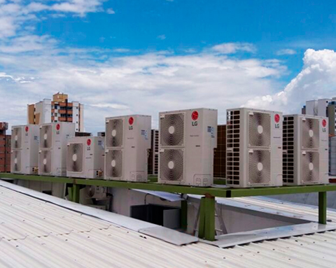 Instalación de unidades condensadoras en la Universidad Manuela Beltrán
